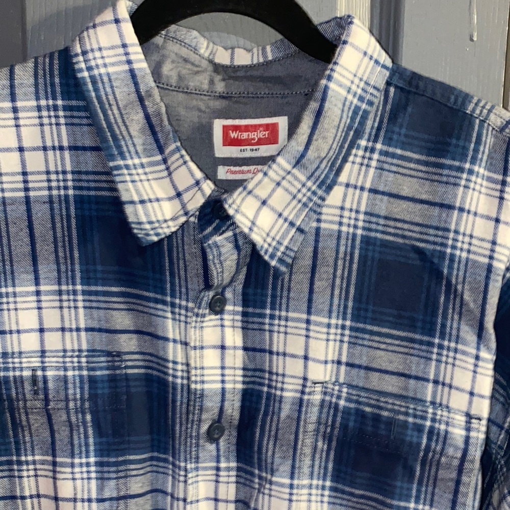 Wrangler Navy and White Plaid Men's Shirt - Picture 2 of 9